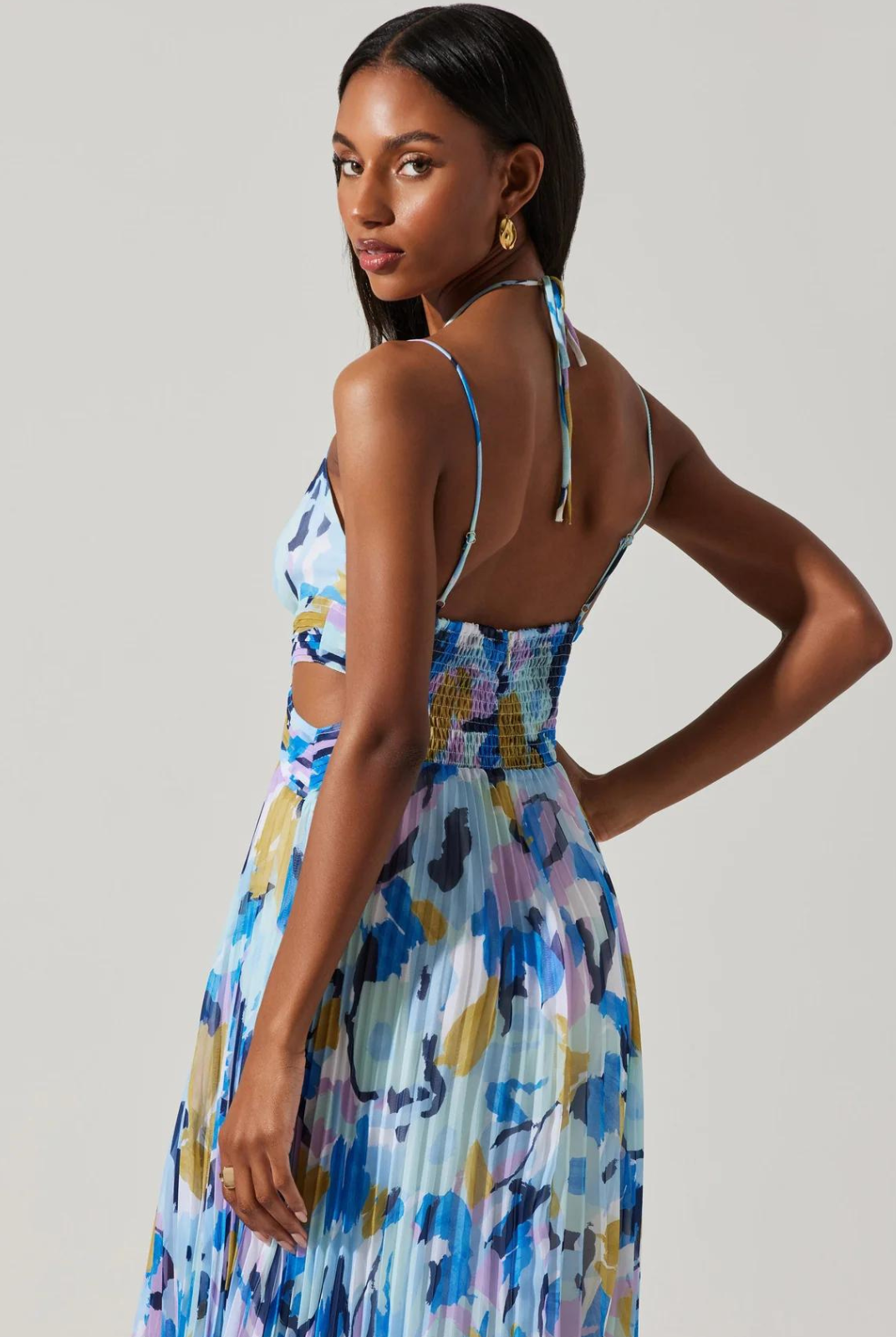 ASTR The Label Aquata Floral Maxi Dress. Front V-neck strappy detail, keyhole cutout Halter tie straps, plisse fabrication, side cutouts Side slit, hidden back zipper closure.