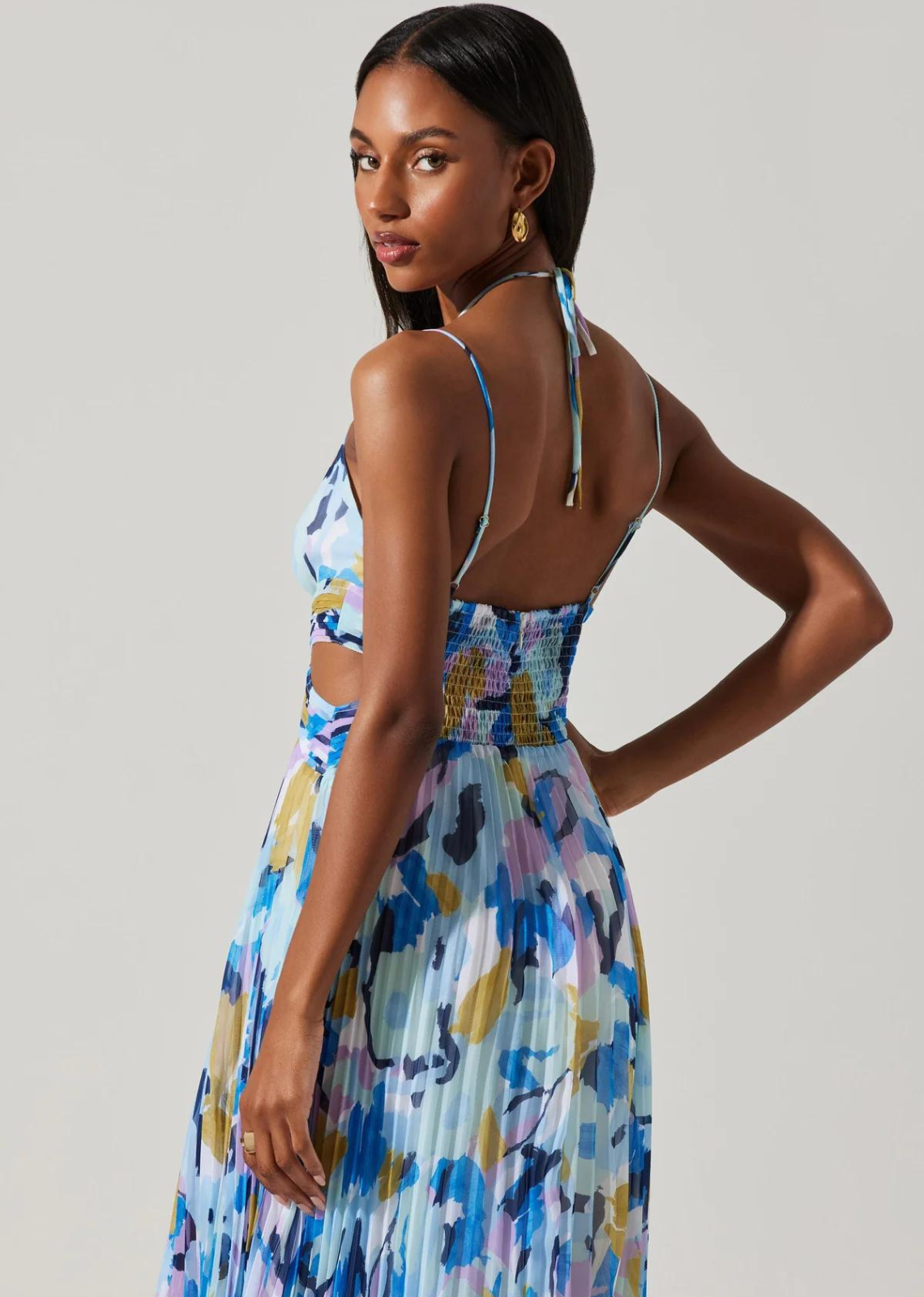 ASTR The Label Aquata Floral Maxi Dress. Front V-neck strappy detail, keyhole cutout Halter tie straps, plisse fabrication, side cutouts Side slit, hidden back zipper closure.