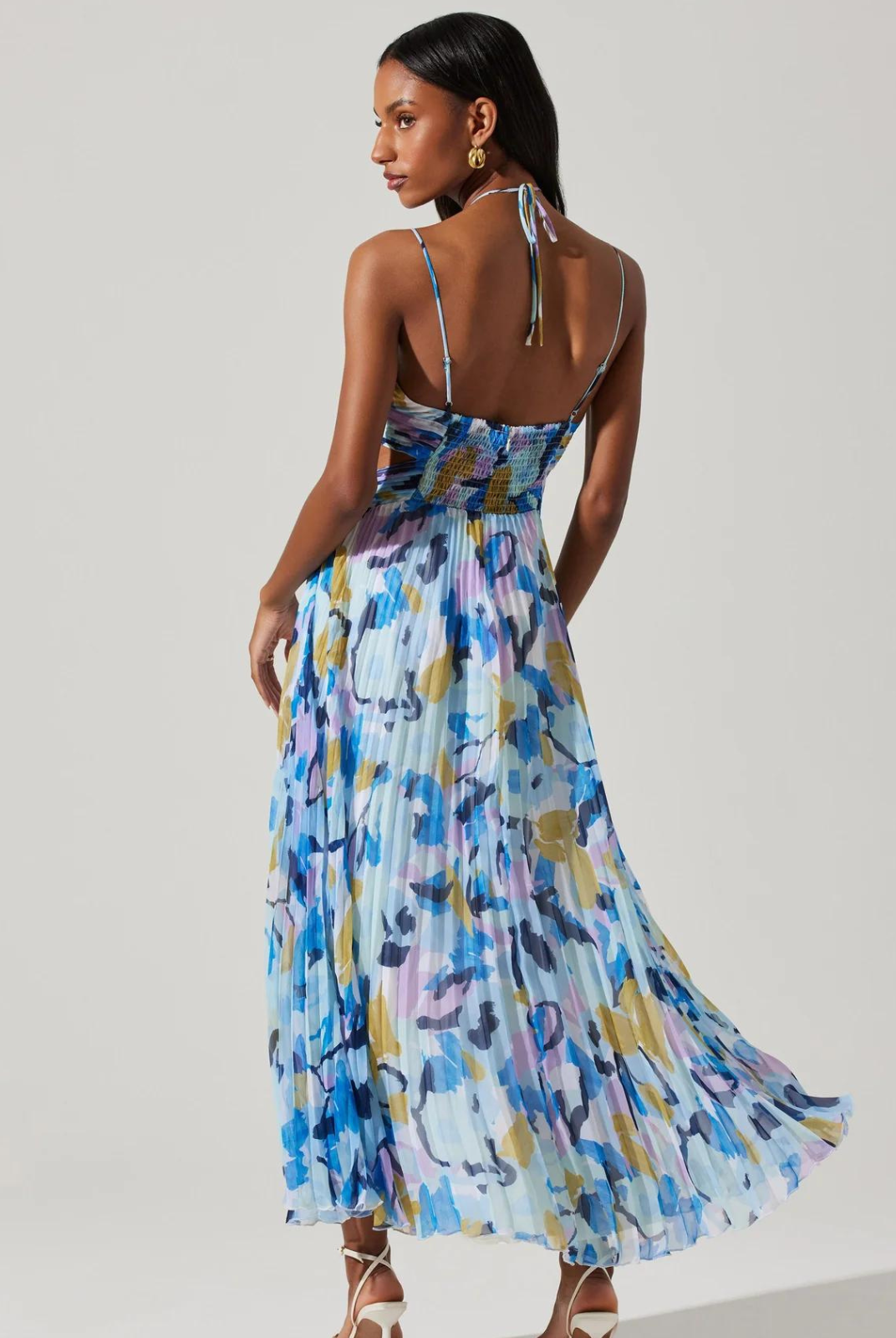 ASTR The Label Aquata Floral Maxi Dress. Front V-neck strappy detail, keyhole cutout Halter tie straps, plisse fabrication, side cutouts Side slit, hidden back zipper closure.