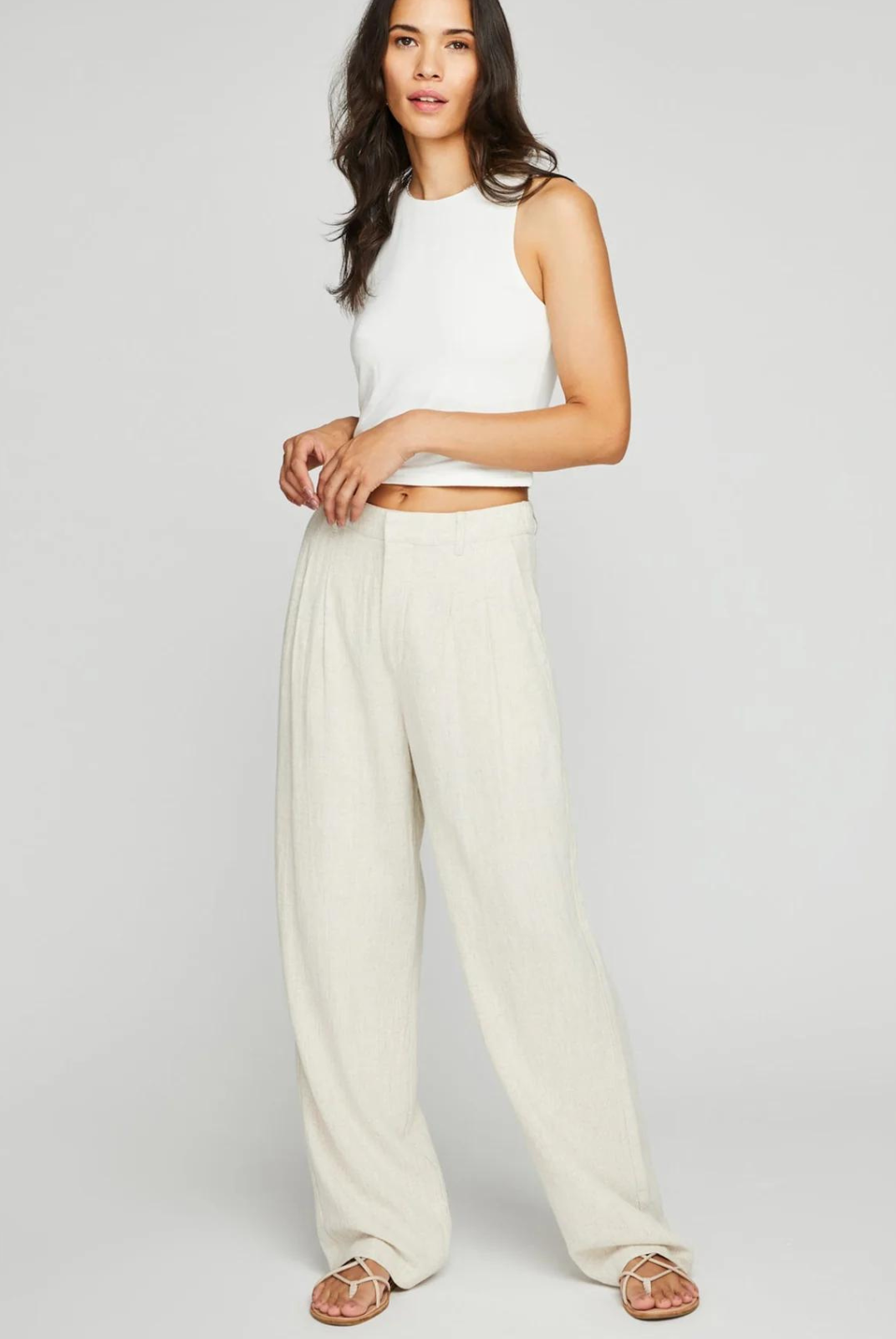 The Elliot is a classic trouser silhouette reimagined in a linen blend for an effortless look and feel. Features include slash pockets, a front fly zipper and back elastic for ease of wear. Complete the look with the Millie tank, Leo tank, or Portia button-down.