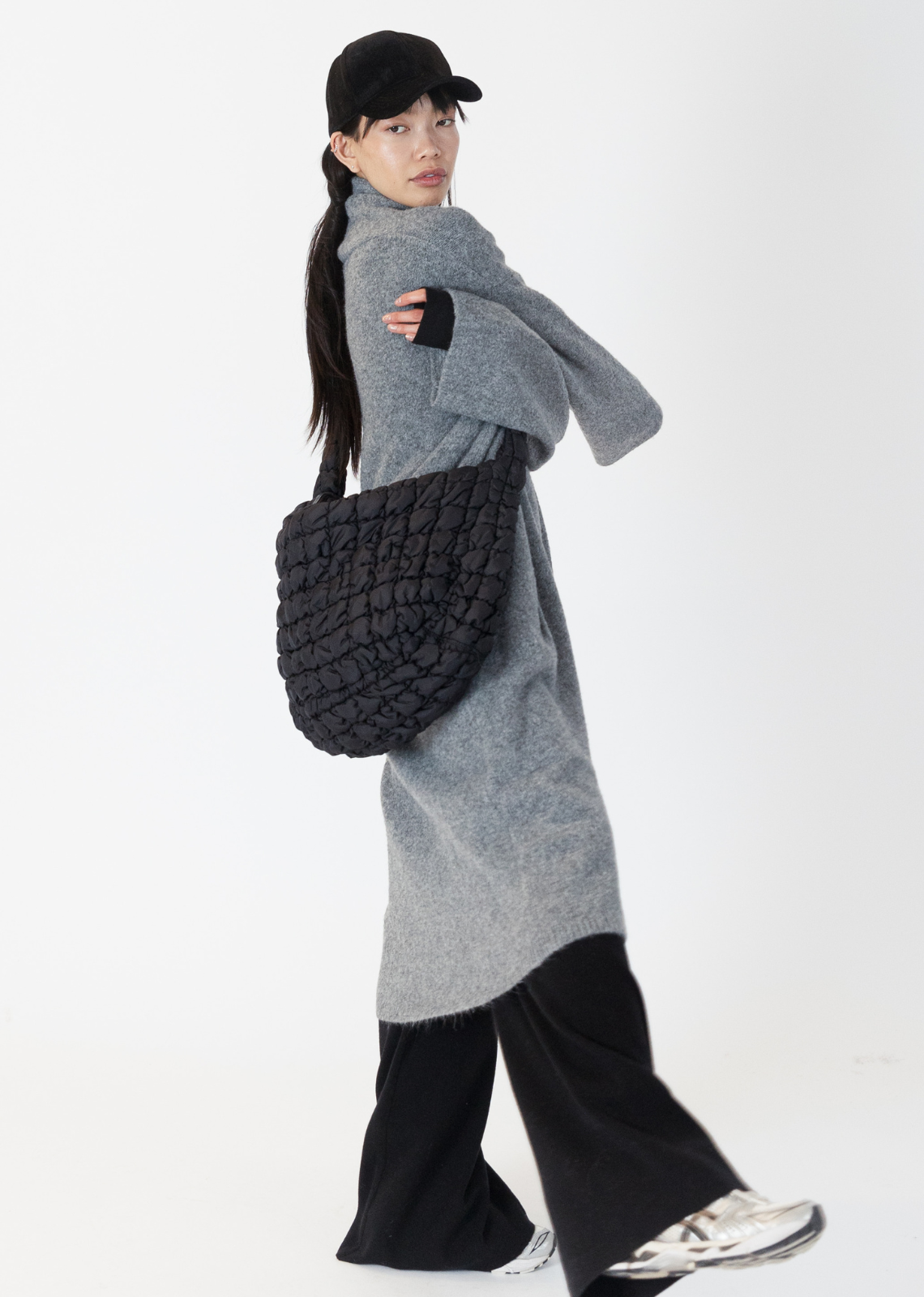 Lyla & Luxe Large Quilt Bag.Constructed from quilted fabric, this large quilt bag exudes a cozy yet sophisticated aesthetic. Its spacious interior makes it perfect for carrying daily essentials, while the quilted texture adds visual interest and dimension to any outfit. Whether used as a stylish carry-all for errands or as a statement piece for a night out, the large quilt bag combines functionality with on-trend flair, making it a versatile must-have accessory.