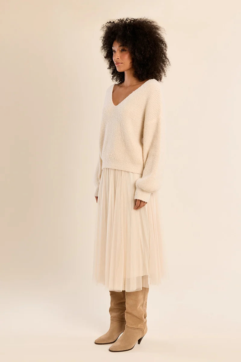 Long-sleeve V-neck sweater featuring a straight fit and delicate lace bow detail at the back.