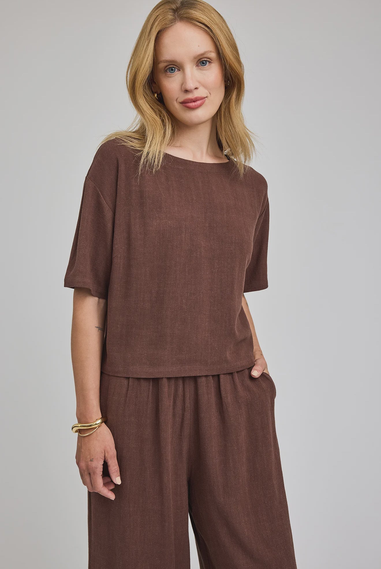 espresso coloured top in a lightweight rayon-linen blend featuring a boat neckline, side slits, and a relaxed, easy-to-style silhouette.