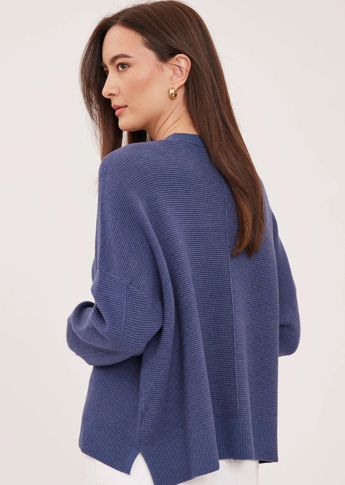 Axel oversized sweater in a soft waffle-knit yarn, featuring a crew neckline, exposed seam details, and side slits for a relaxed, textured look.