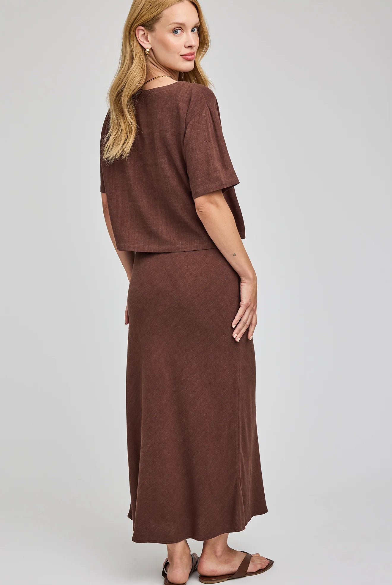 Bias-cut midi skirt in a lightweight rayon-linen blend featuring an adjustable drawstring waist for a customizable mid-rise or high-rise fit and a soft, flowing silhouette. Colour: Espresso