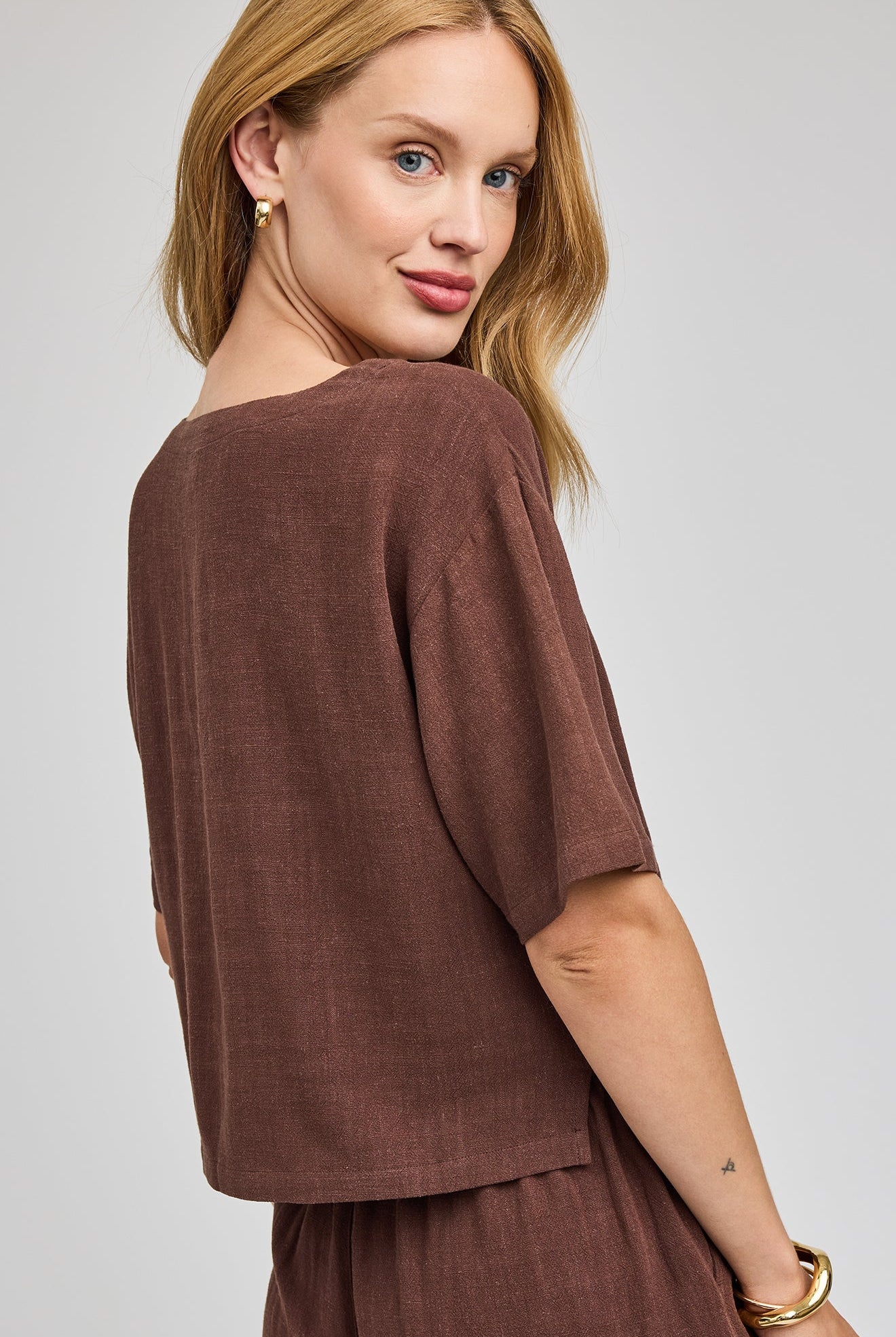 espresso coloured top in a lightweight rayon-linen blend featuring a boat neckline, side slits, and a relaxed, easy-to-style silhouette.