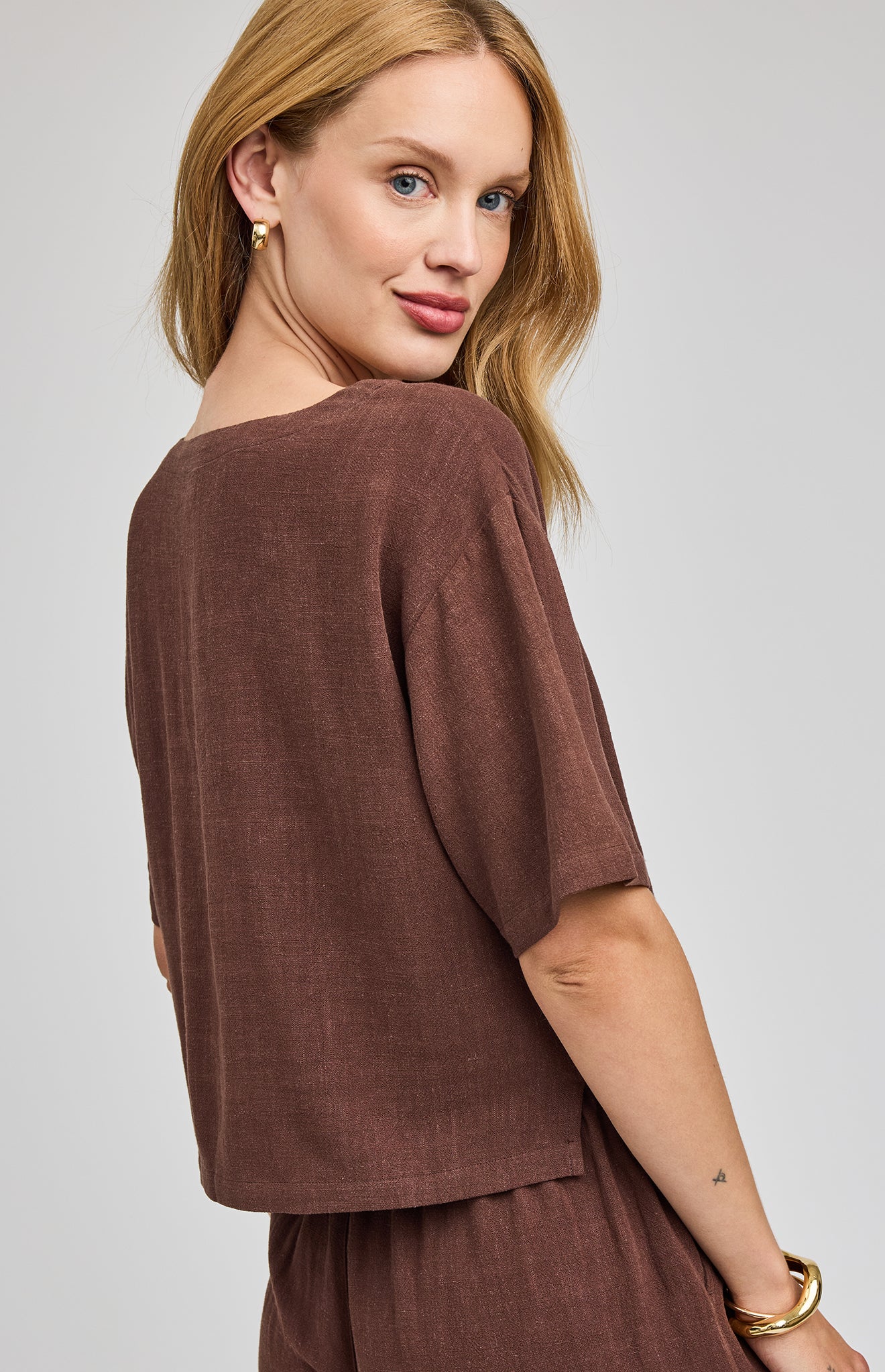 espresso coloured top in a lightweight rayon-linen blend featuring a boat neckline, side slits, and a relaxed, easy-to-style silhouette.