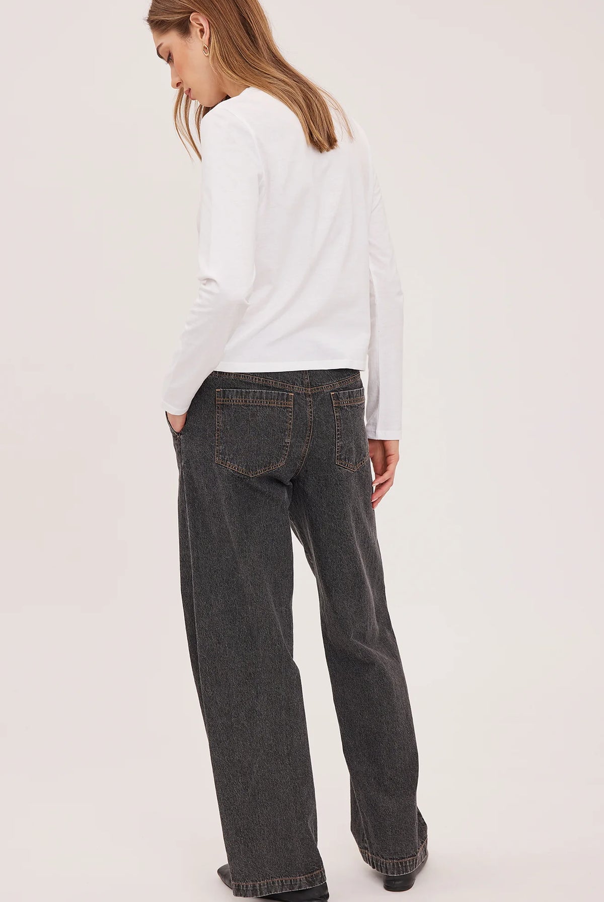 Hayden high-rise barrel-leg pants in washed denim, featuring slash pockets, a front zipper closure, and an elasticated back waistband. Made from a cotton-linen blend for a relaxed, lived-in look.