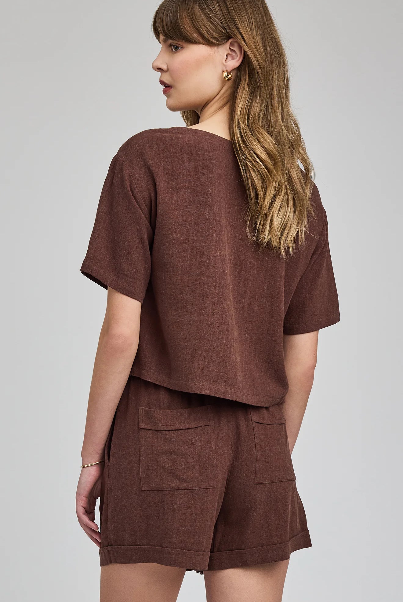 High-rise Juno shorts in a lightweight rayon-linen blend featuring an elastic drawstring waistband, front slash pockets, back patch pockets, and a relaxed fit.