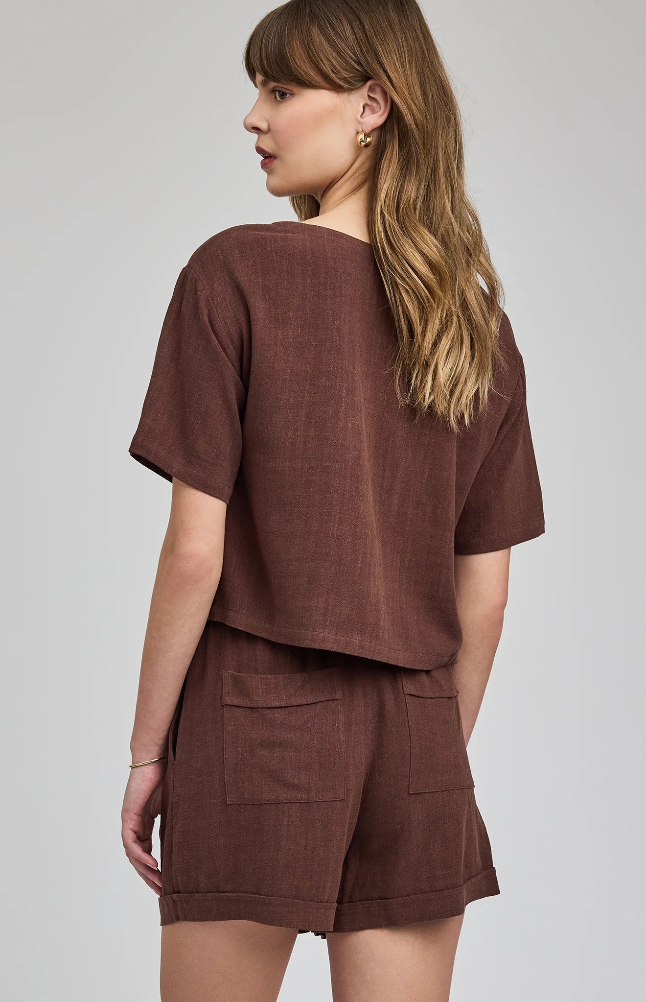 High-rise Juno shorts in a lightweight rayon-linen blend featuring an elastic drawstring waistband, front slash pockets, back patch pockets, and a relaxed fit.