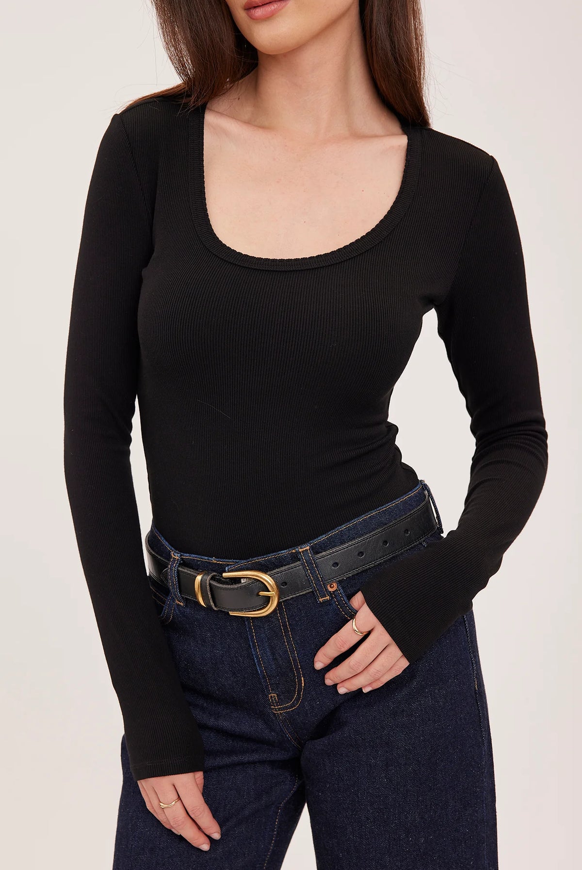 Lexy top in a stretchy ribbed fabric with a body-hugging contour fit, scoop neckline, and delicate scalloped edge for a feminine finish. Available in Black and Smoke.