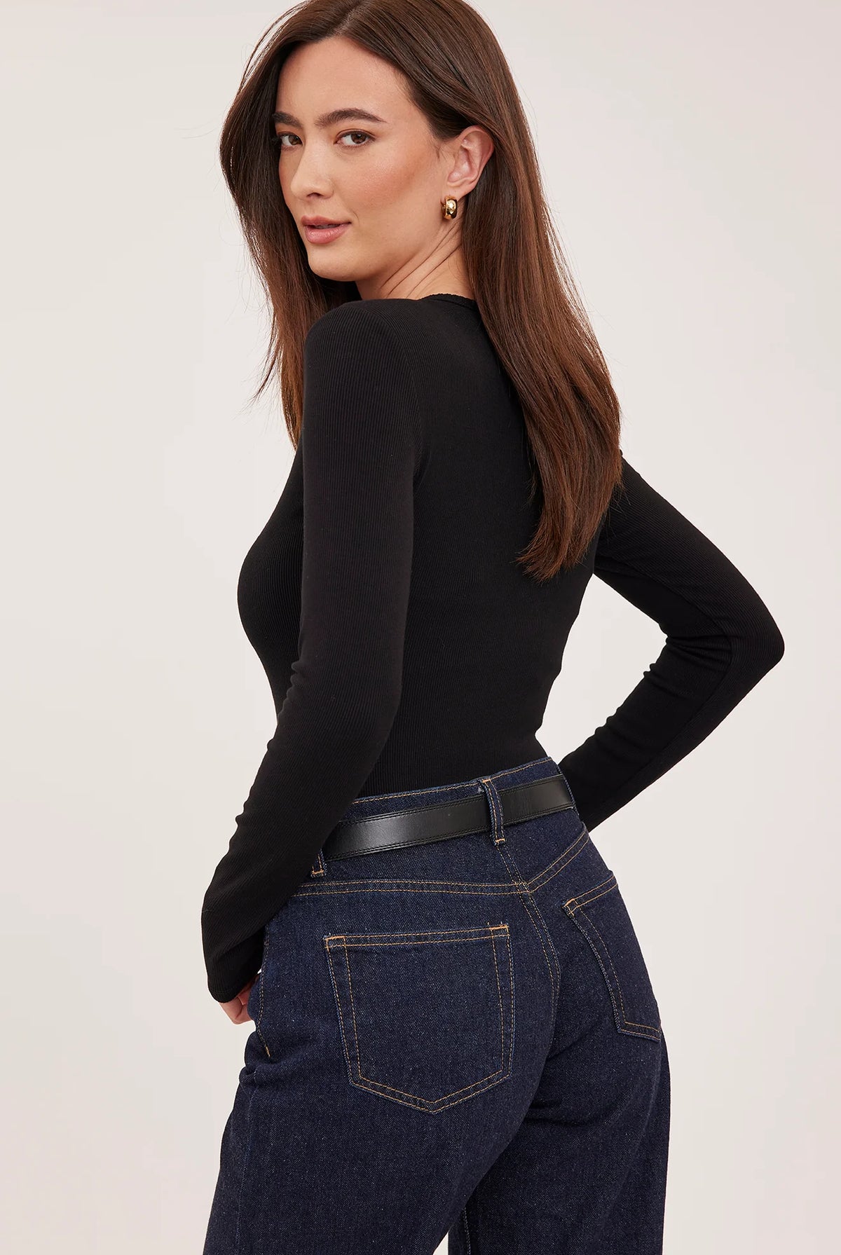 Lexy top in a stretchy ribbed fabric with a body-hugging contour fit, scoop neckline, and delicate scalloped edge for a feminine finish. Available in Black and Smoke.