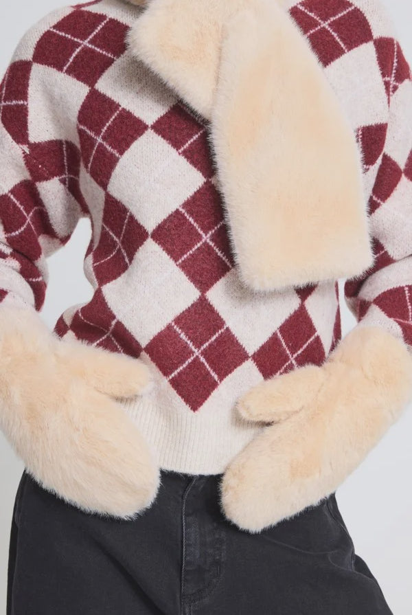 ICHI IEBNA Gloves in Oatmeal featuring a sleek, timeless design and comfortable fit. These versatile cold-weather gloves offer a polished finishing touch to everyday outfits.