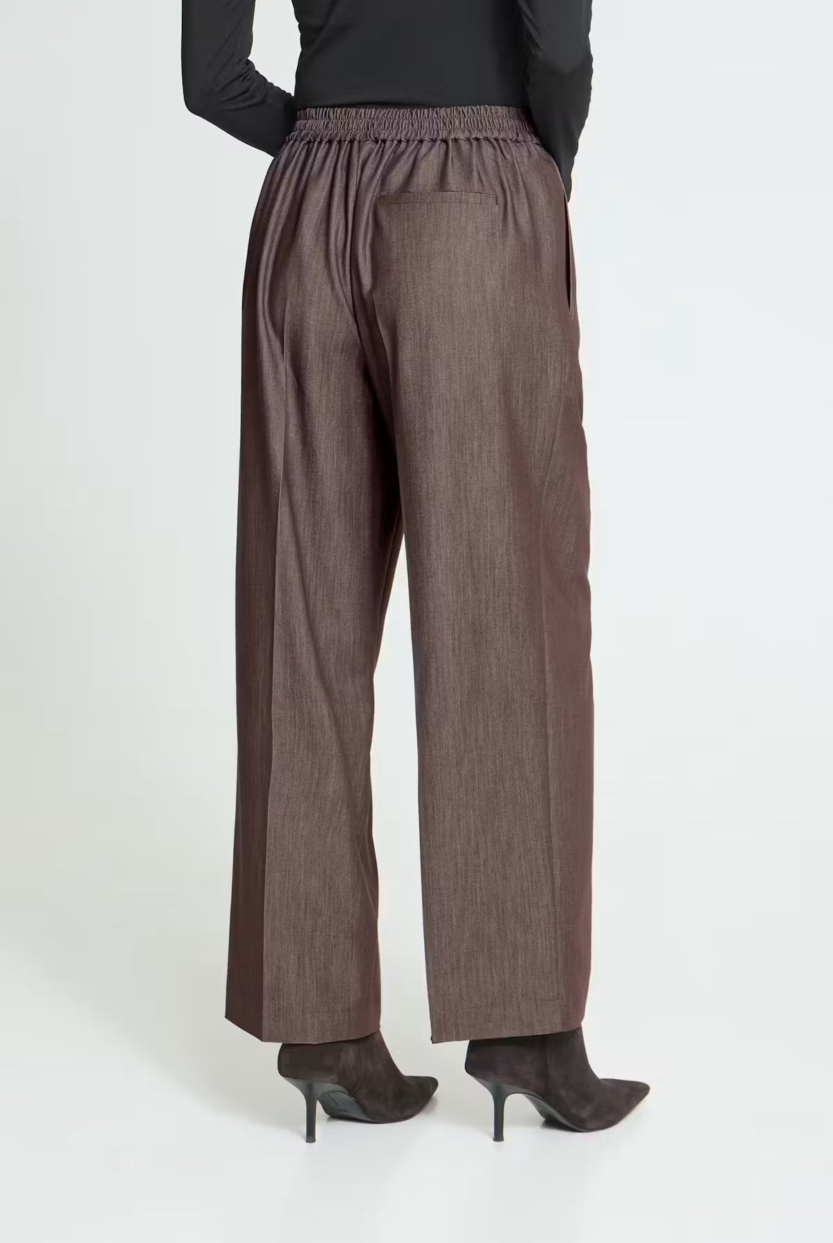 ICHI IHJUMI Pant in Coffee Bean featuring a tailored high-rise fit, wide-leg silhouette, front pleat detailing, and a polished trouser-inspired finish.