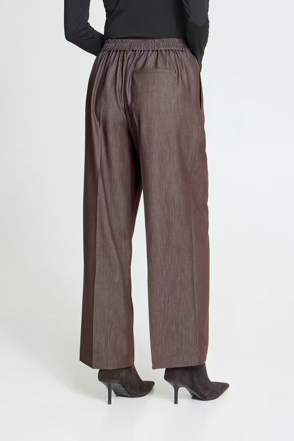 ICHI IHJUMI Pant in Coffee Bean featuring a tailored high-rise fit, wide-leg silhouette, front pleat detailing, and a polished trouser-inspired finish.