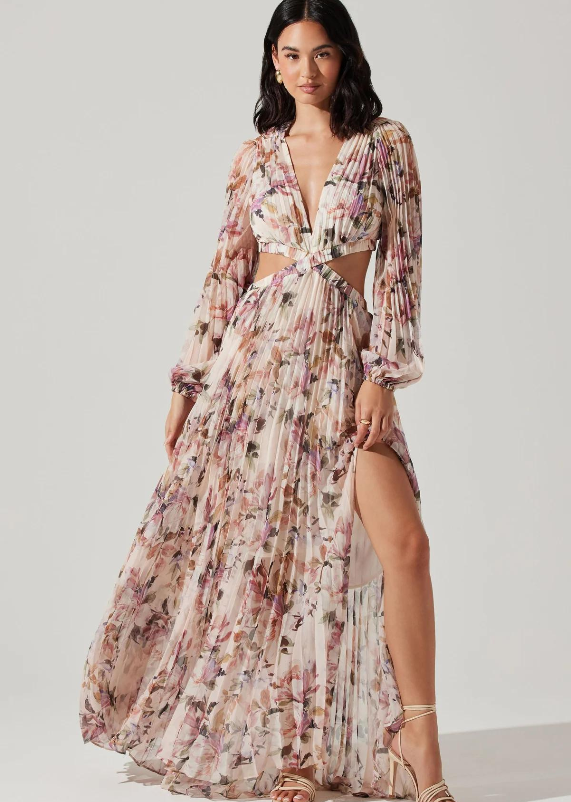 ASTR The Label Revery Dress. Pleated floral print, deep v-neckline, side slit Side cutout details, exposed mid-back Partially lined.
