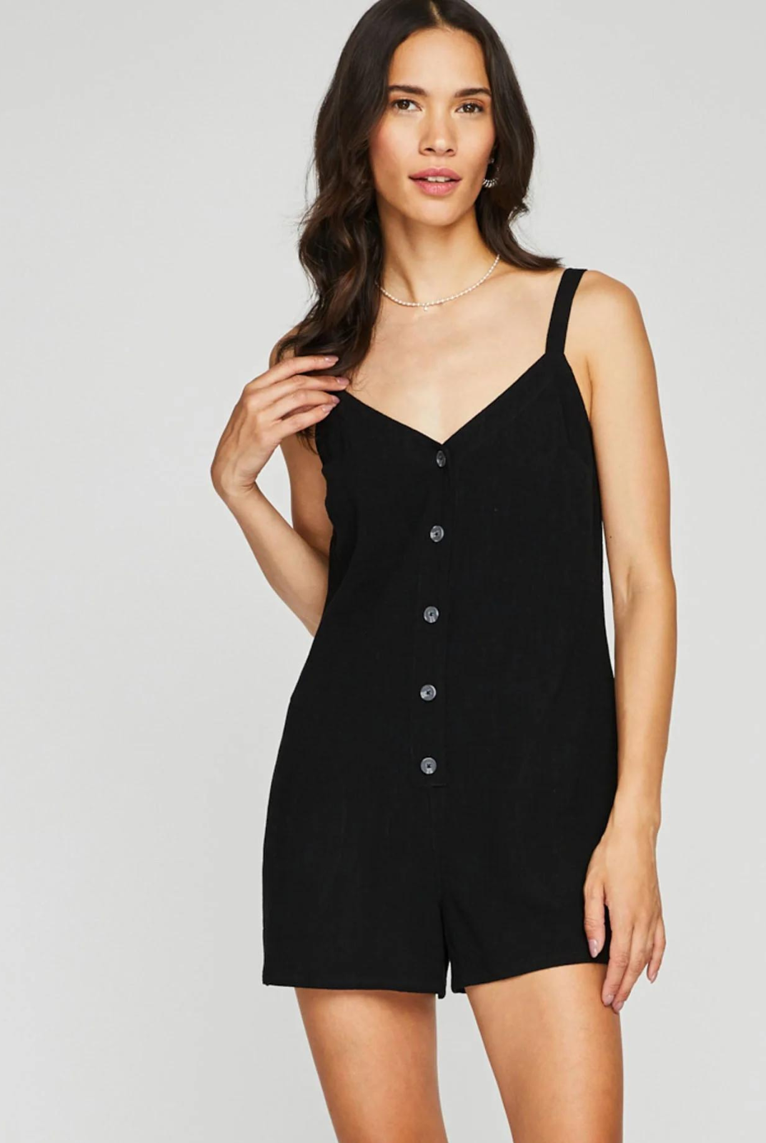 The Harper romper is made of a linen blend for an effortless look and feel. Features include a functional button placket, adjustable straps, and side seam pockets.