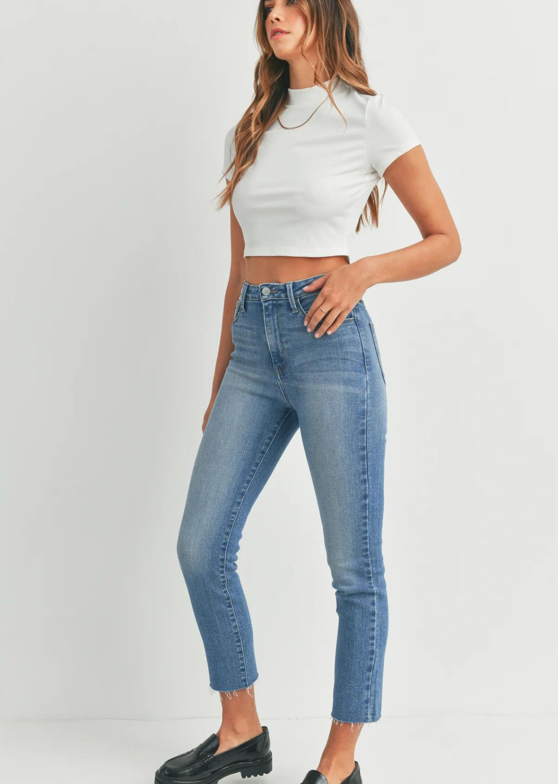 Just Black Denim Keynote Jean. A straight jean that's as versatile as it is comfortable. A medium rinse and medium-rise waist flatter a straight leg with an optic white option, that hits just above your ankle for an on-trend sillouhette.