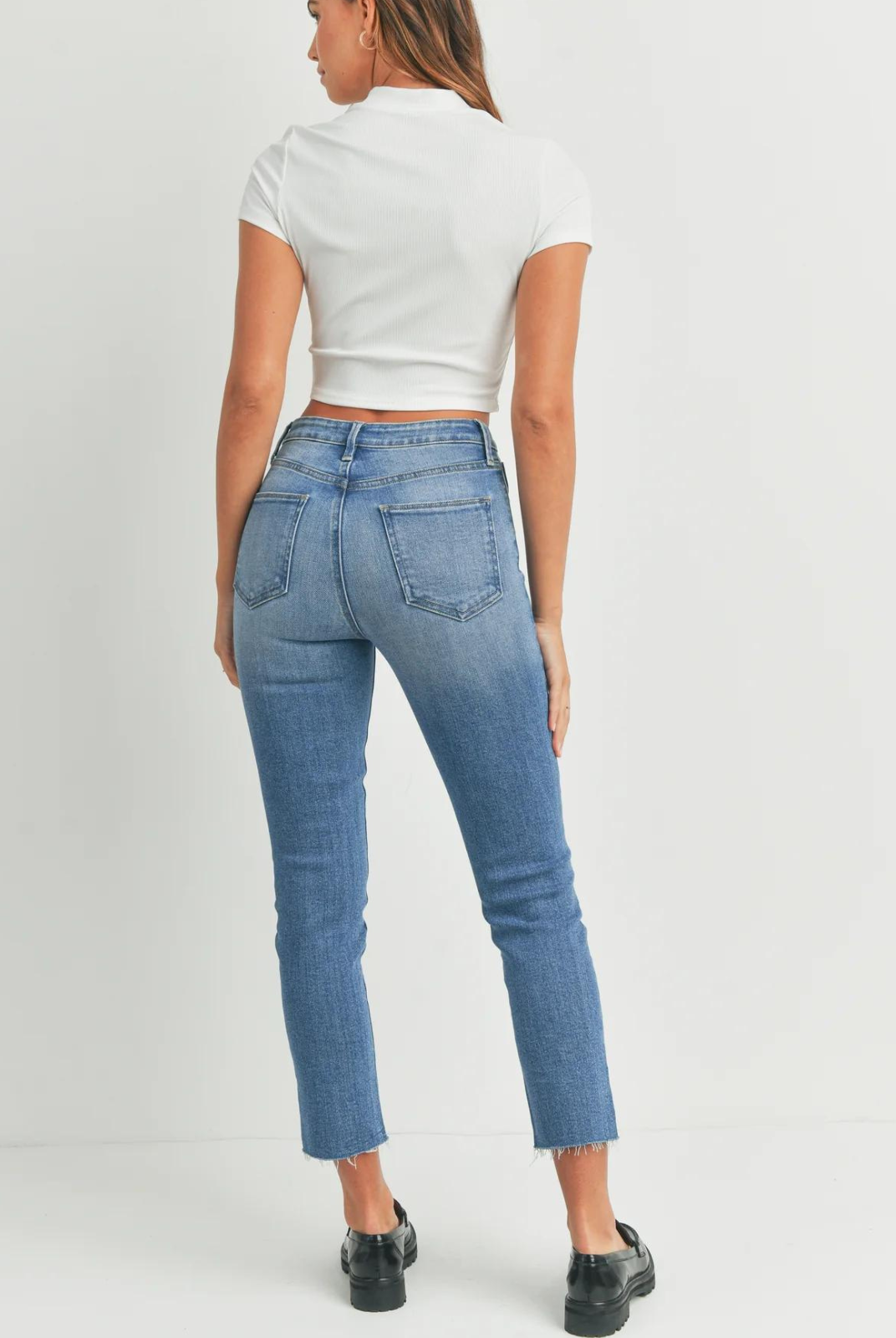 Just Black Denim Keynote Jean. A straight jean that's as versatile as it is comfortable. A medium rinse and medium-rise waist flatter a straight leg with an optic white option, that hits just above your ankle for an on-trend sillouhette.