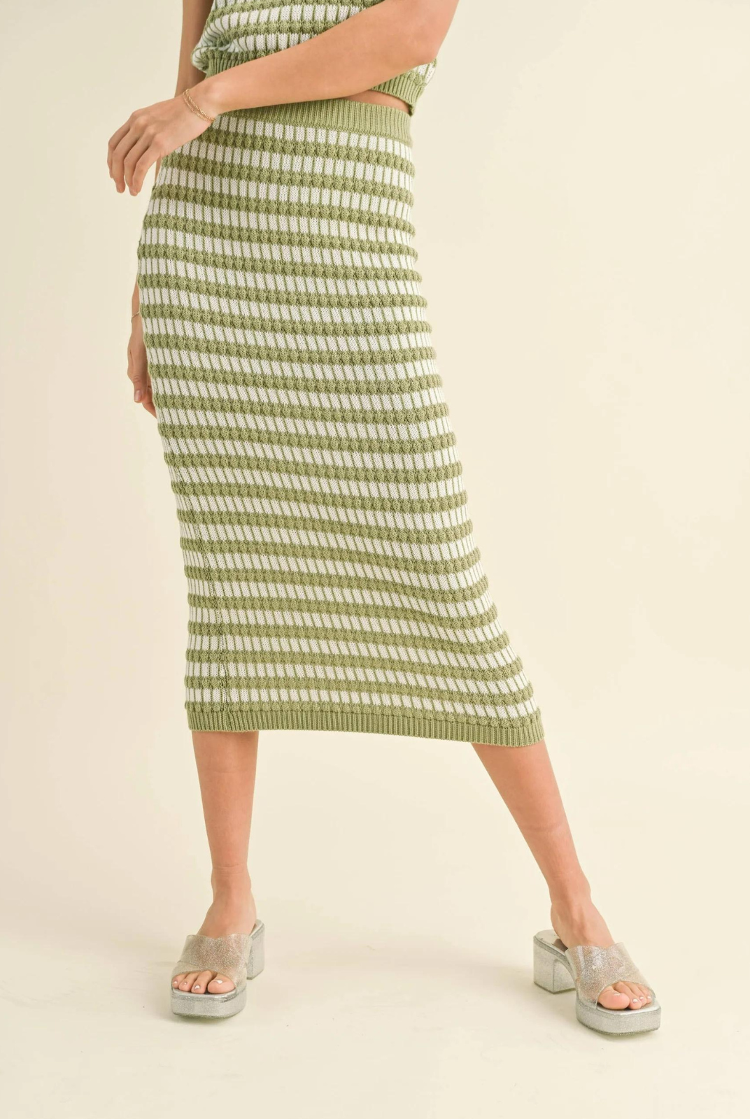 Get the ultimate cozy and stylish look with our Lili Knit Skirt! The stretch fit guarantees a comfortable and flattering fit, while the mixed color pattern adds a unique touch. Plus, don't forget to pair it with our matching top for a complete set!