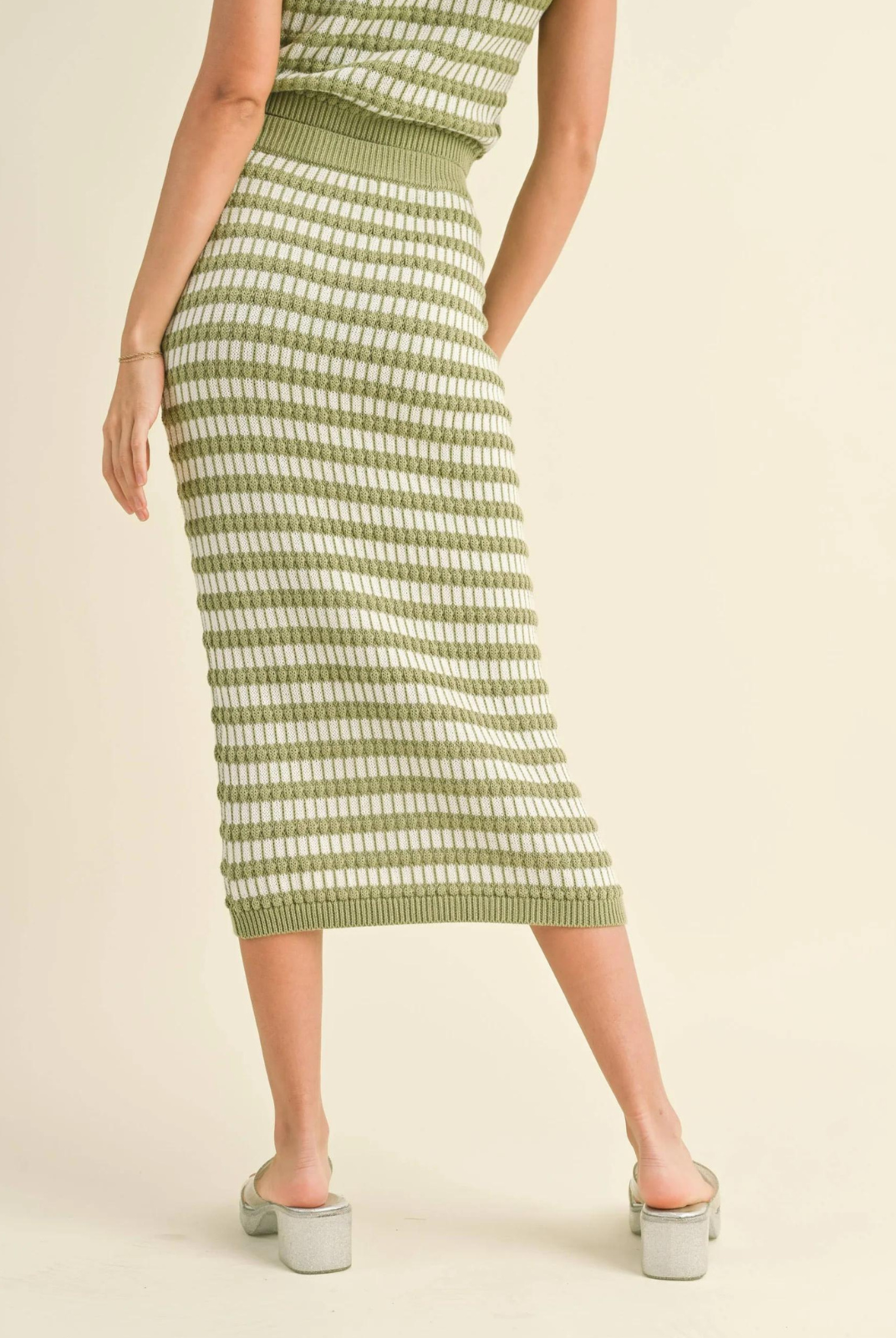 Get the ultimate cozy and stylish look with our Lili Knit Skirt! The stretch fit guarantees a comfortable and flattering fit, while the mixed color pattern adds a unique touch. Plus, don't forget to pair it with our matching top for a complete set!
