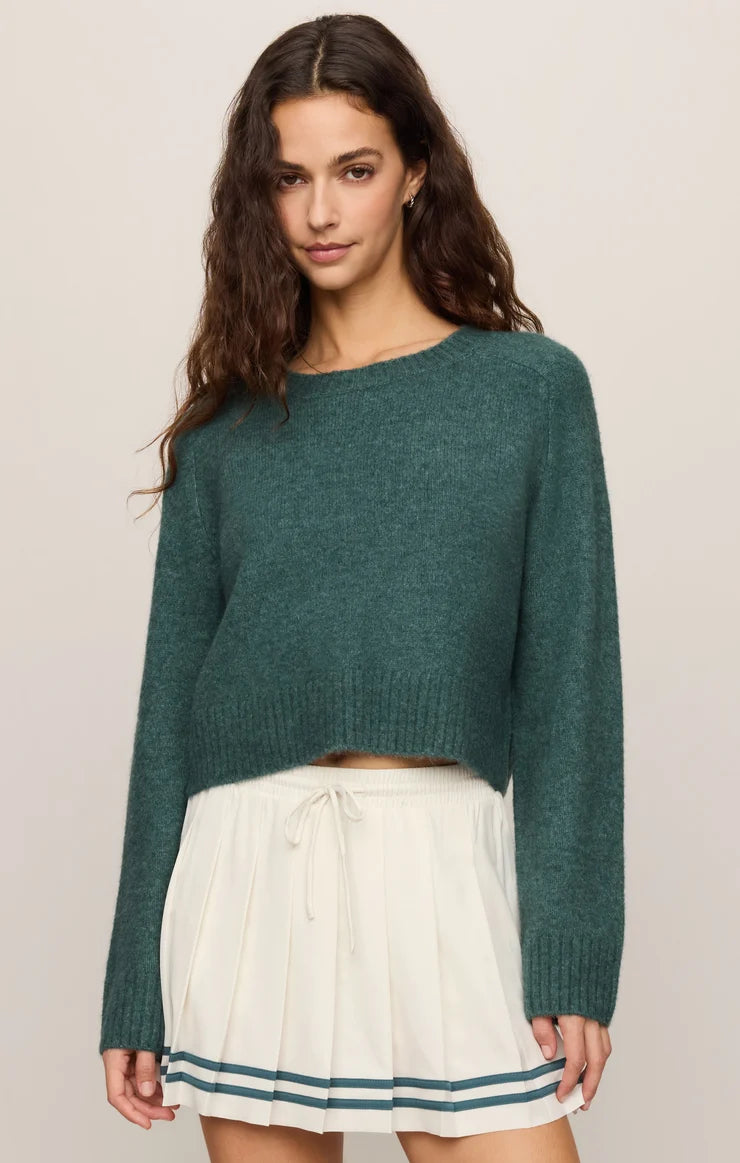 Cropped knit sweater in a soft, lightweight yarn, featuring a relaxed raglan silhouette, crew neckline, and long sleeves. Colour forest green.