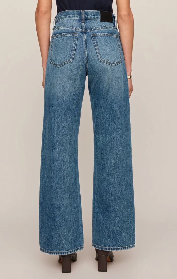 High-rise wide-leg jeans in a vintage-inspired blue wash, featuring a subtle twisted seam, full-length legs, and classic five-pocket styling.
