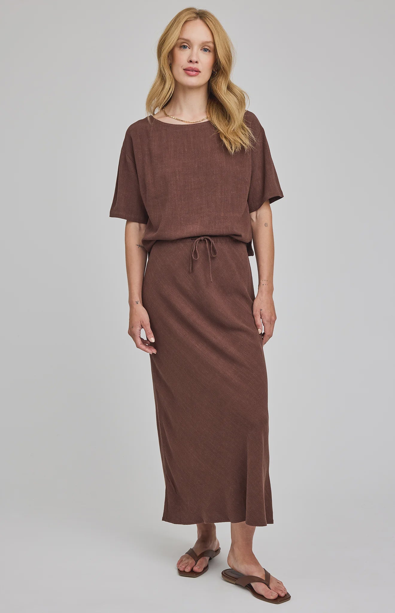 Bias-cut midi skirt in a lightweight rayon-linen blend featuring an adjustable drawstring waist for a customizable mid-rise or high-rise fit and a soft, flowing silhouette. Colour: Espresso