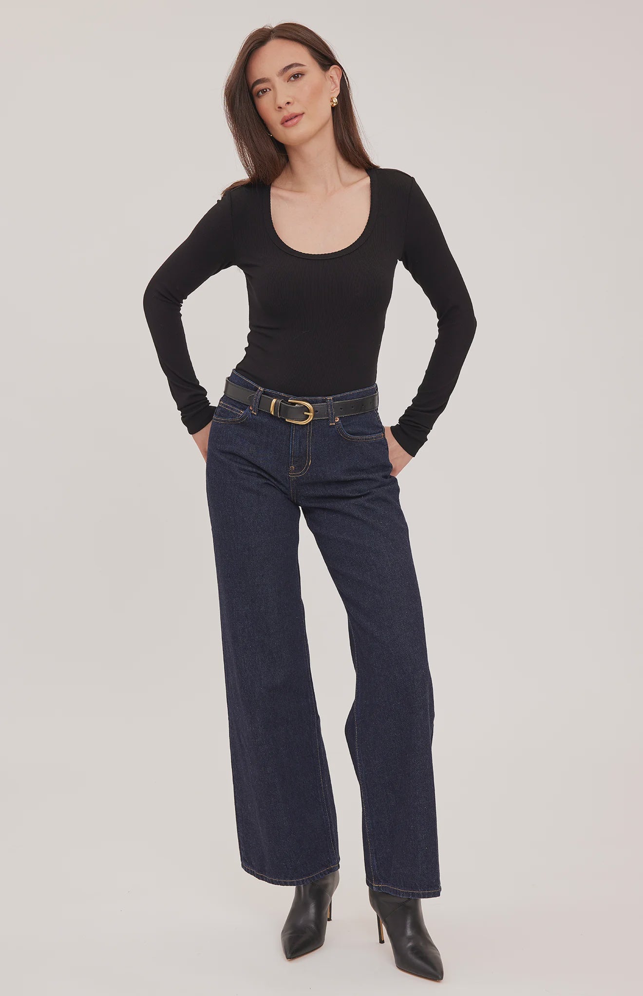 Lexy top in a stretchy ribbed fabric with a body-hugging contour fit, scoop neckline, and delicate scalloped edge for a feminine finish. Available in Black and Smoke.