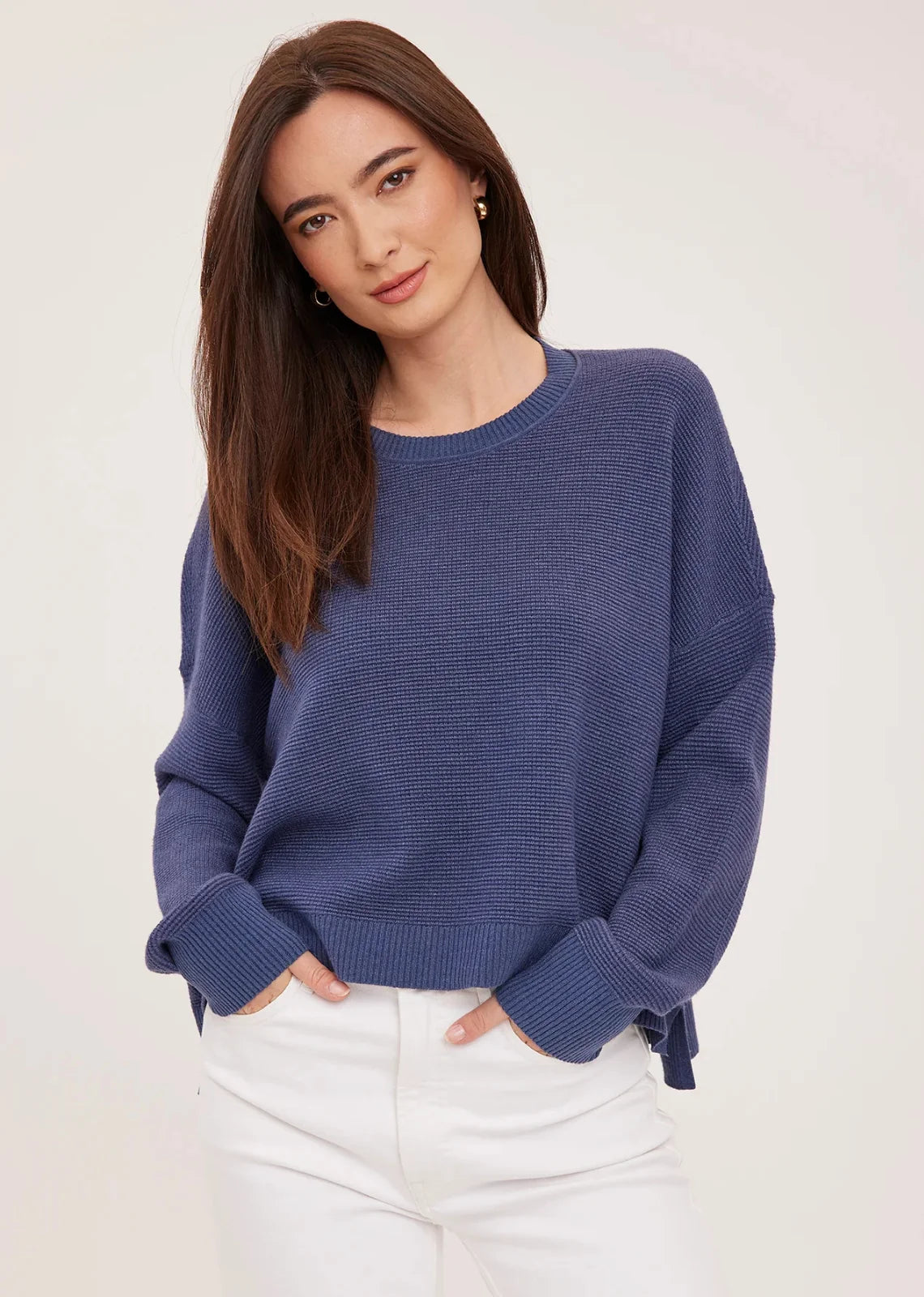 Axel oversized sweater in a soft waffle-knit yarn, featuring a crew neckline, exposed seam details, and side slits for a relaxed, textured look.