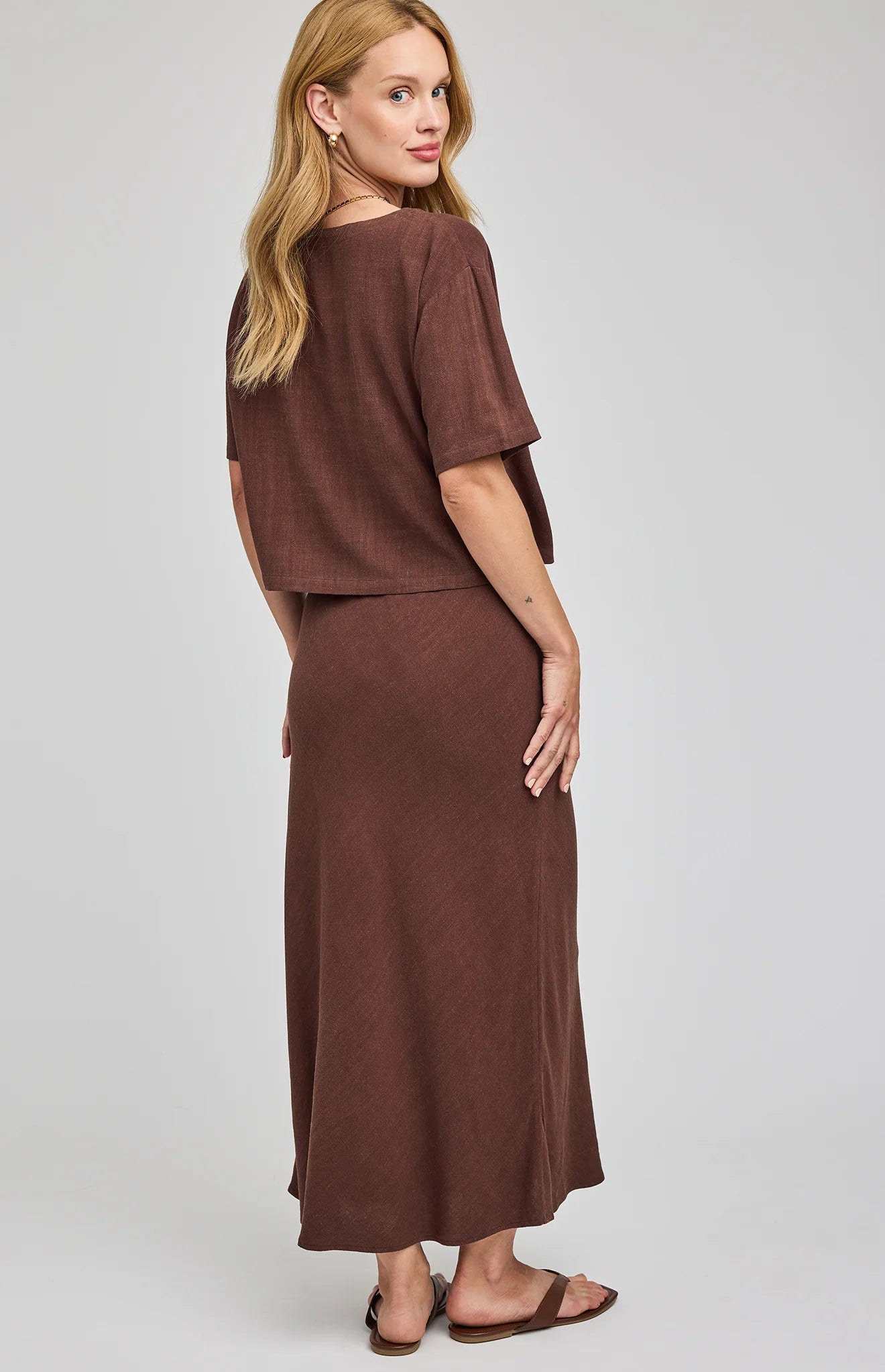 Bias-cut midi skirt in a lightweight rayon-linen blend featuring an adjustable drawstring waist for a customizable mid-rise or high-rise fit and a soft, flowing silhouette. Colour: Espresso