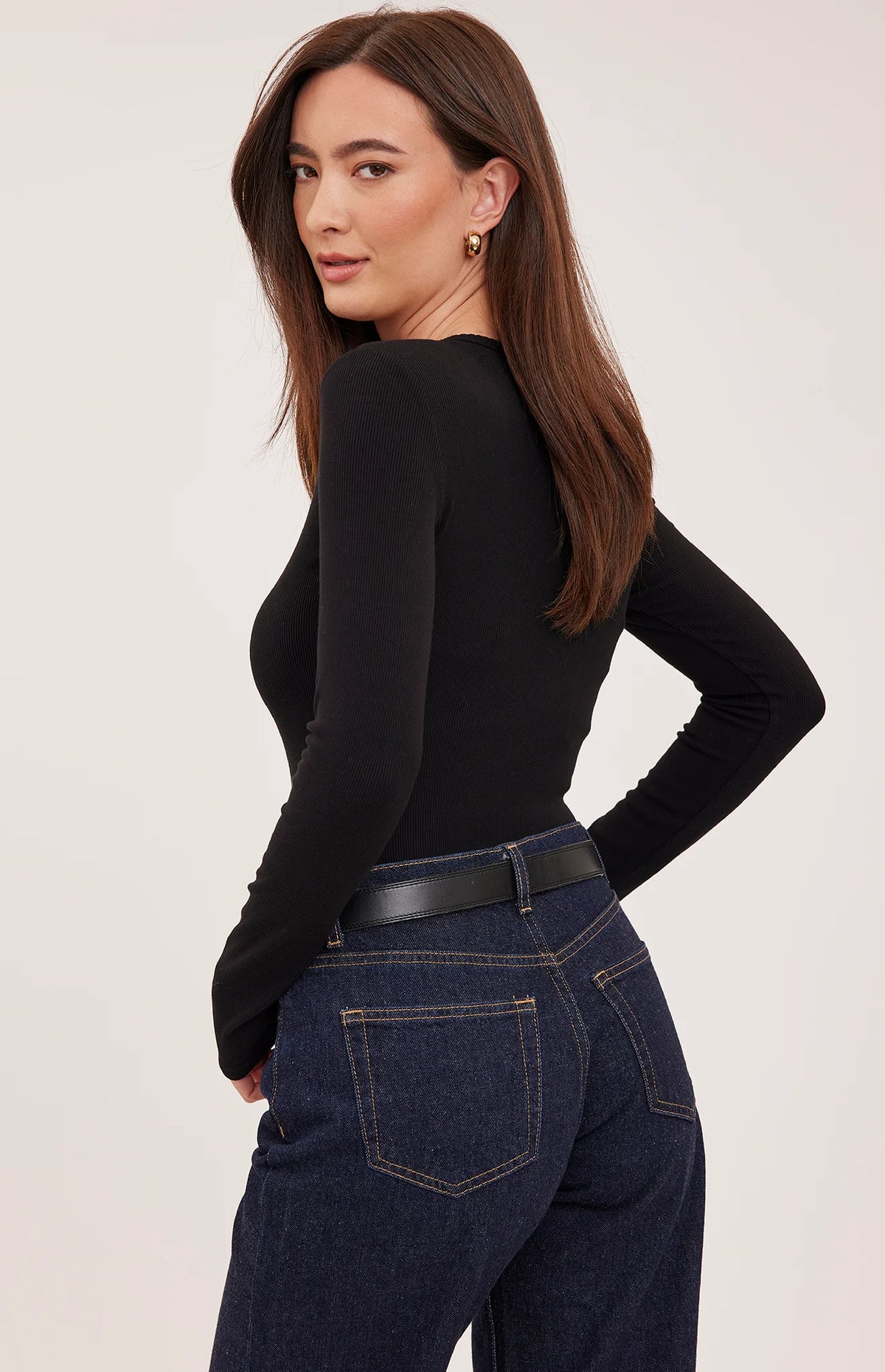 Lexy top in a stretchy ribbed fabric with a body-hugging contour fit, scoop neckline, and delicate scalloped edge for a feminine finish. Available in Black and Smoke.