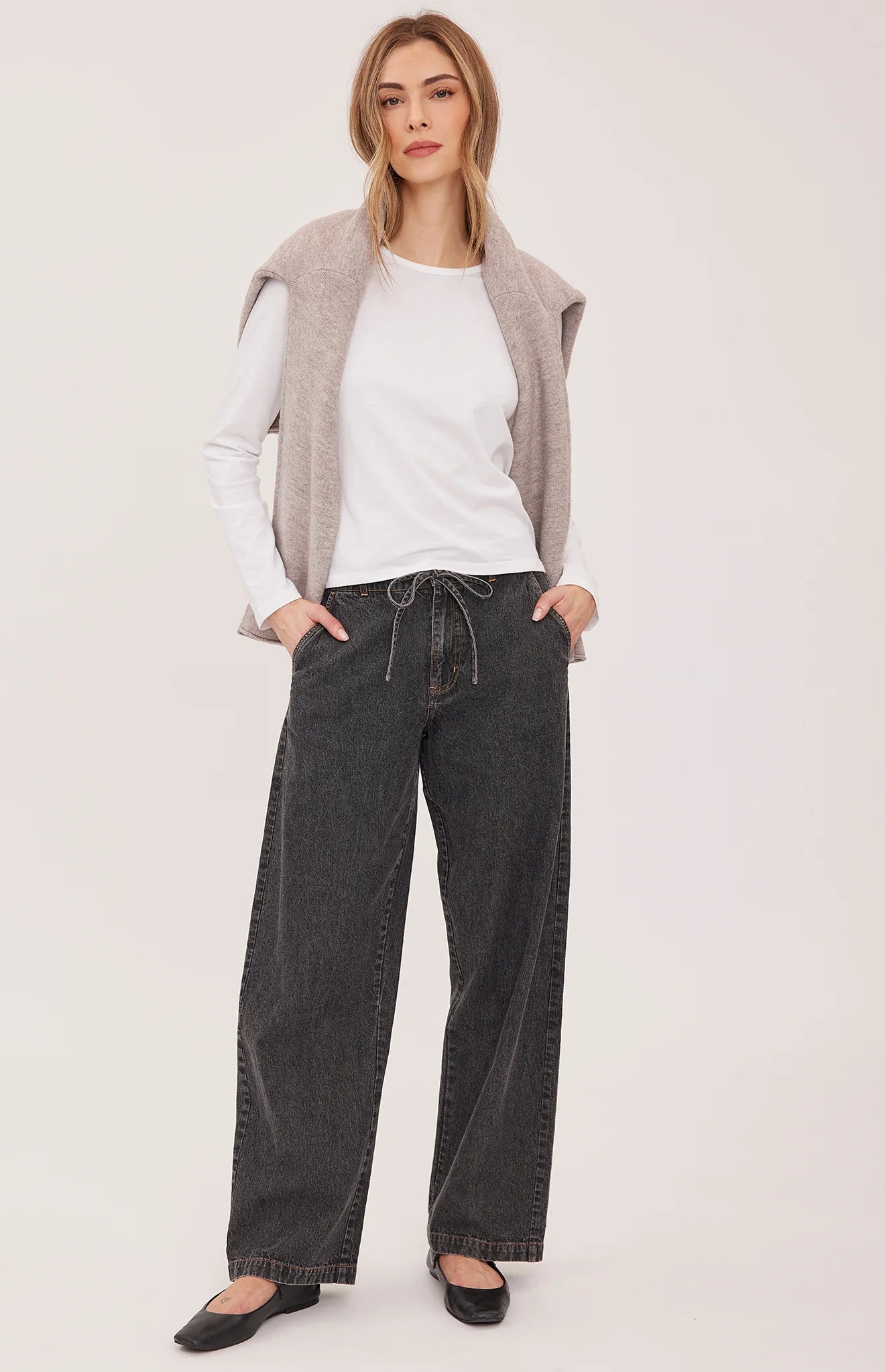 Hayden high-rise barrel-leg pants in washed denim, featuring slash pockets, a front zipper closure, and an elasticated back waistband. Made from a cotton-linen blend for a relaxed, lived-in look.