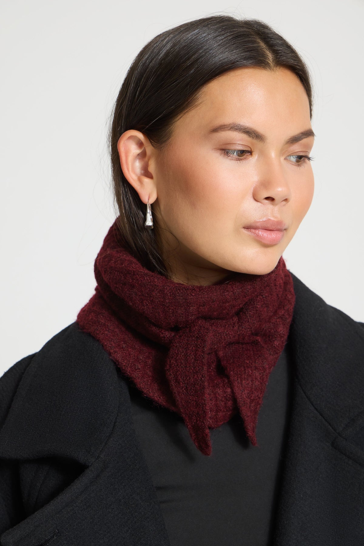 ICHI IAFOLTHEA Scarf in zinfandel, crafted from soft polyester fabric with a comfortable feel and versatile design for everyday wear.