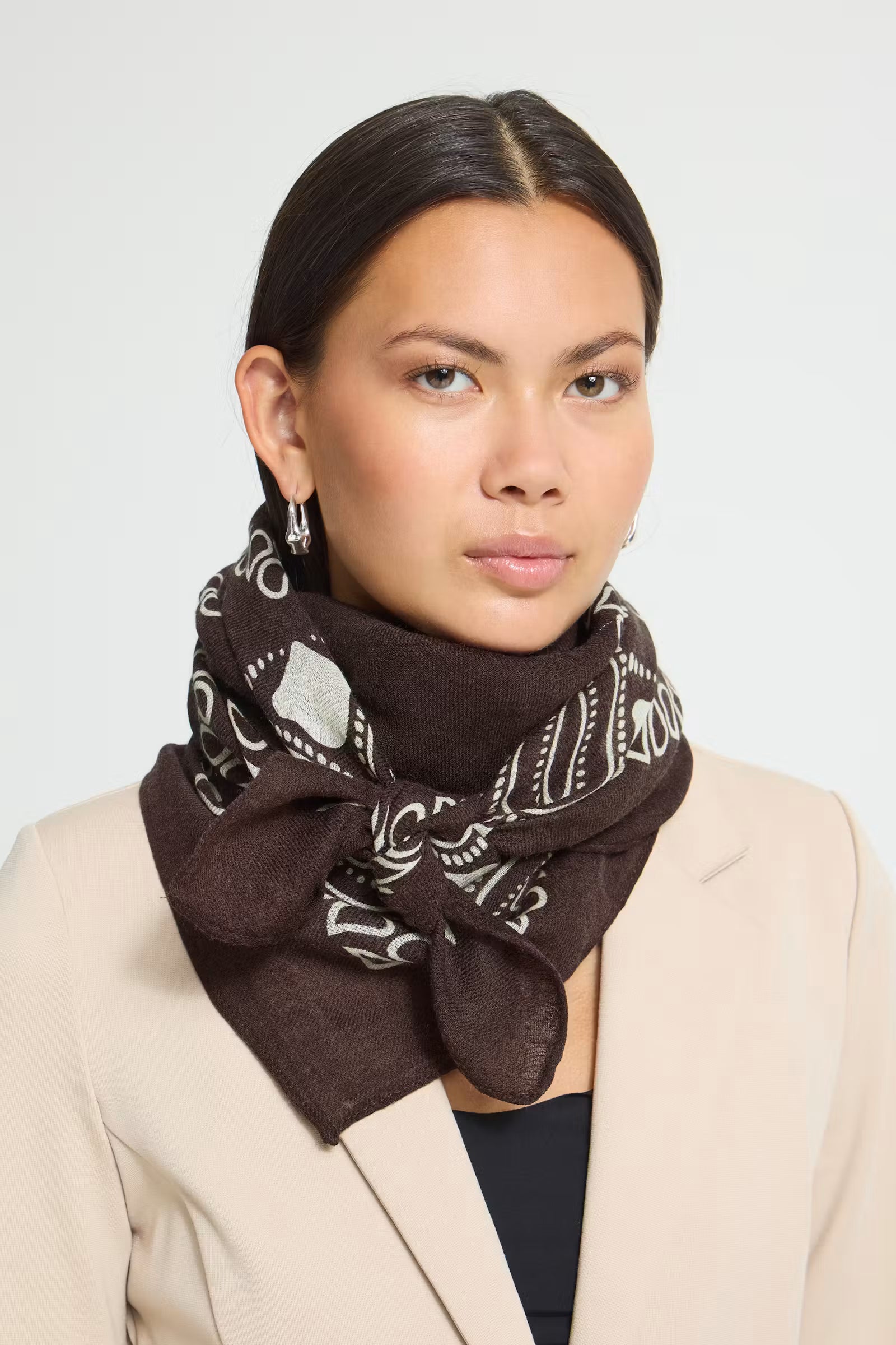 Scarf with a lightweight, soft finish and a visible large square shape. Classic frayed edges and bold contrasting motif along the border. Effortlessly elevates everyday style.