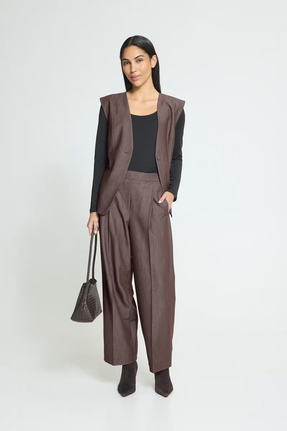 ICHI IHJUMI Pant in Coffee Bean featuring a tailored high-rise fit, wide-leg silhouette, front pleat detailing, and a polished trouser-inspired finish.