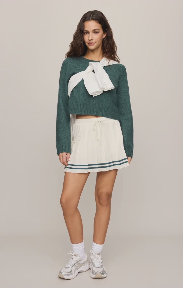 Cropped knit sweater in a soft, lightweight yarn, featuring a relaxed raglan silhouette, crew neckline, and long sleeves. Colour forest green.
