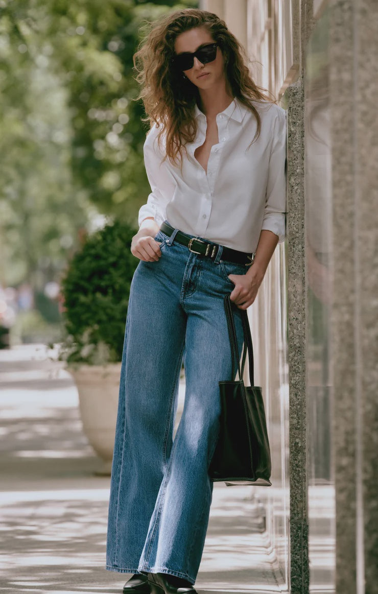 High-rise wide-leg jeans in a vintage-inspired blue wash, featuring a subtle twisted seam, full-length legs, and classic five-pocket styling.
